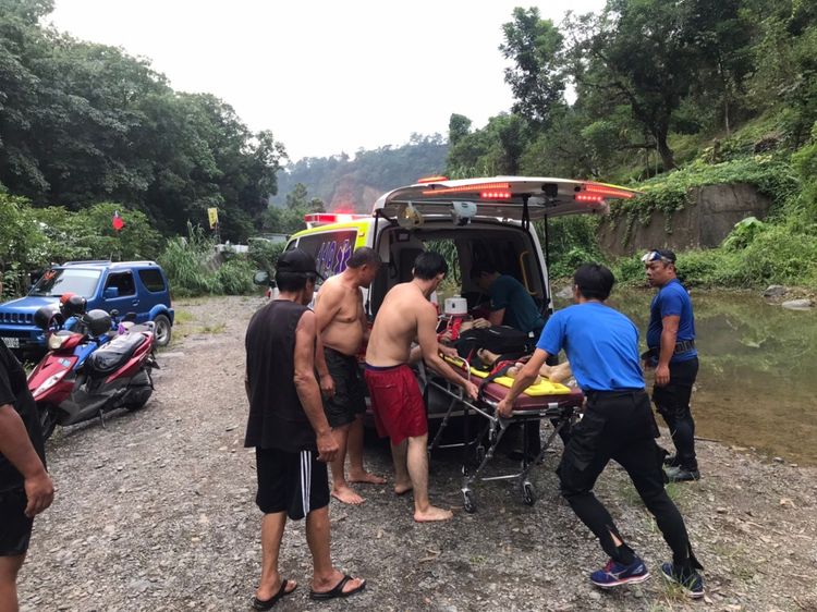 男子緊急送醫，最後仍宣告不治。屏東縣消防局提供