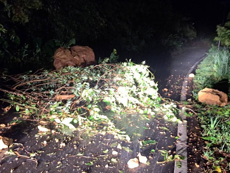 平溪區傳出有落石，所幸無人傷亡。讀者提供