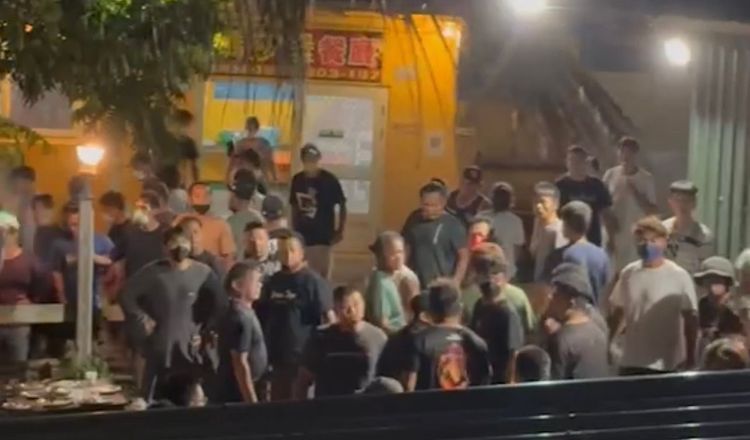 衝突群眾無視店家有其他人用餐，雙方肢體衝突叫囂互嗆，造成當地人恐慌。讀者提供