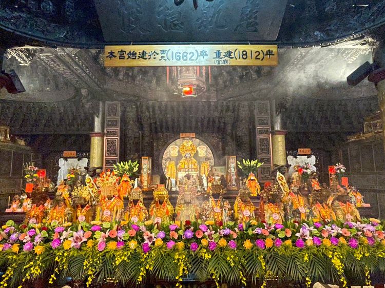 參與聯合遶境的媽祖神尊一字排開，場面莊嚴隆重。彰縣府提供