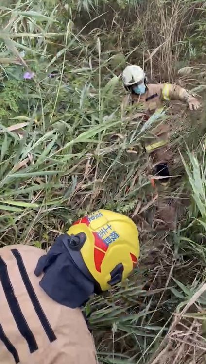 消防員循聲找到黃男。警方提供