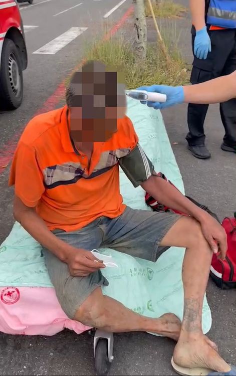 救護人員檢視黃男狀況。警方提供