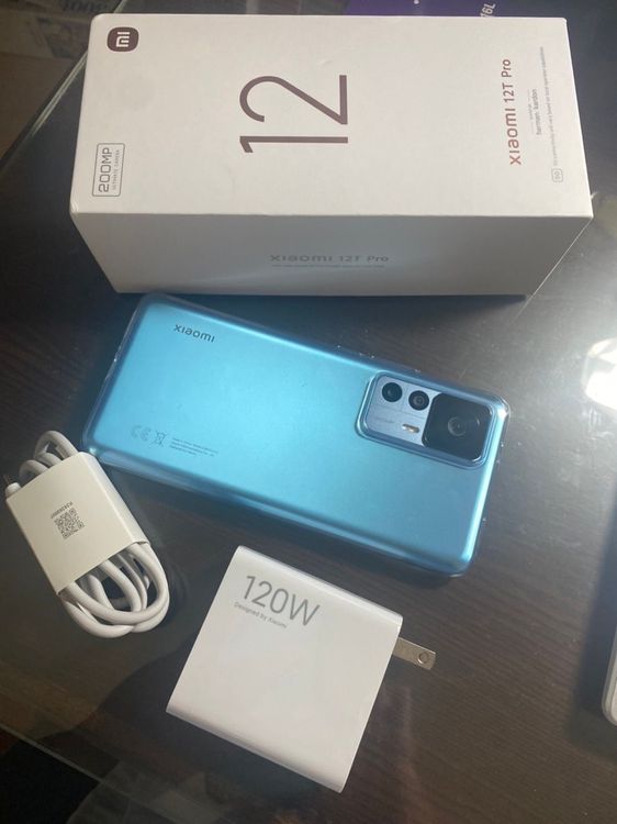 Xiaomi 12T Pro開箱，內附有取卡針軟殼保護套與120W 充電器與充電線。 王雪玲攝