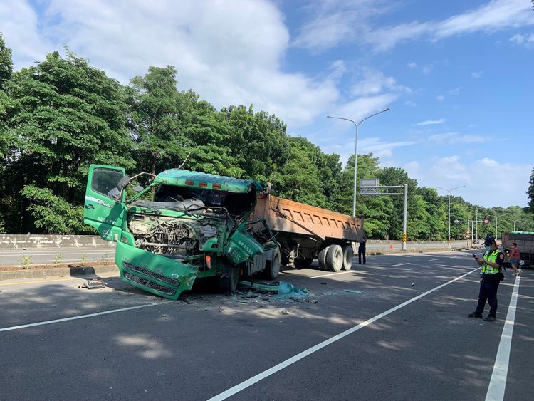 砂石車車頭幾乎全毀。讀者提供