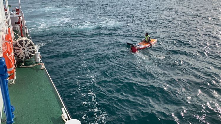 玩立板遊客被風浪海流帶往外海，海巡出動救援。澎湖海巡隊提供