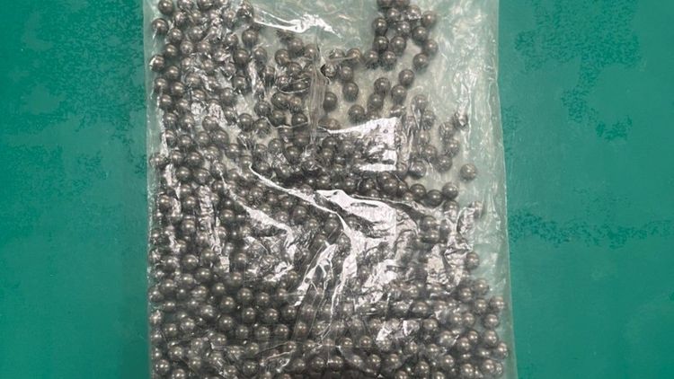 警方在謝男住處查扣他犯案所使用的鋼珠彈1包。民眾提供