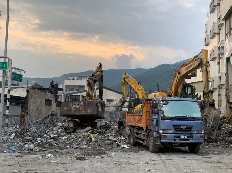 花東6.8級強震撼動人心，造成花蓮玉里中山路二段一處3樓民宅倒塌，今日現場持續進行挖掘作業，包括台電人員也到場檢視遭到強震毀損的電纜線，力拼今晚全面恢復供電。余奕賢攝
