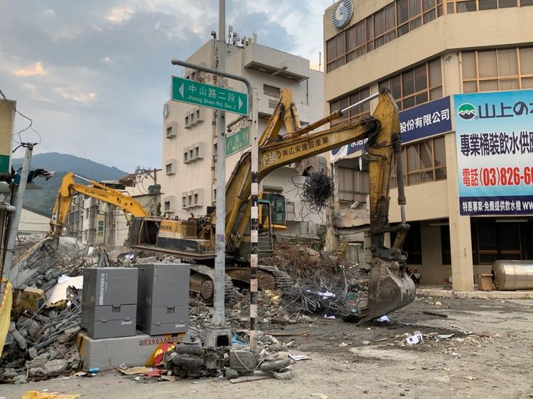 《壹蘋新聞網》前往倒塌民宅現場，看到怪手等重機具持續挖掘，，陸續還有卡車載運廢棄物。余奕賢攝