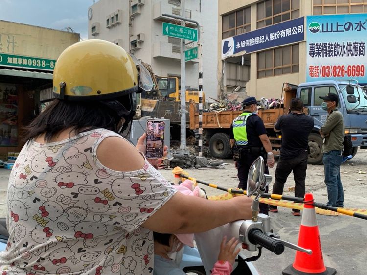 黃小姐透露，自己是倒塌民宅一樓超商的常客，以前經常採買民生用品，看到新聞後「專程前來送老朋友最後一程」。余奕賢攝