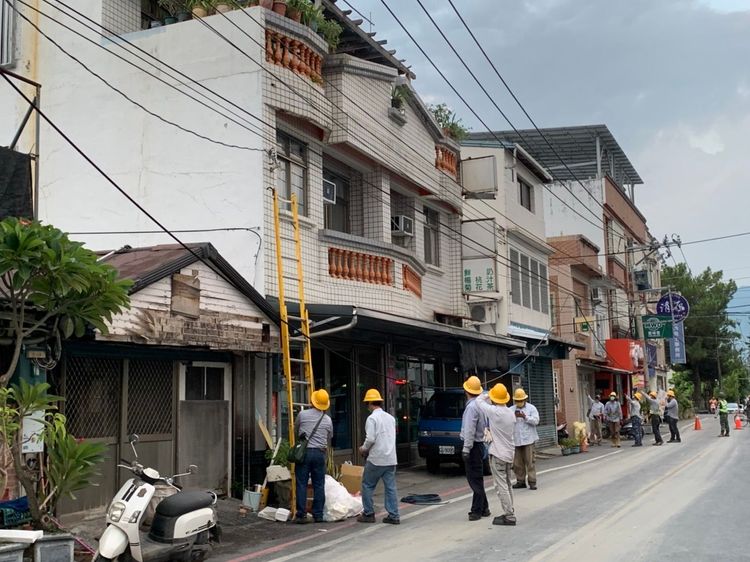 台電人員勘查因強震脫落的電纜線，倒塌民宅附近的居民已戶續恢復供電，目前僅剩3－4戶尚未復電，台電將全力維修力拼今晚全面讓鄰里都有電能使用。余奕賢攝