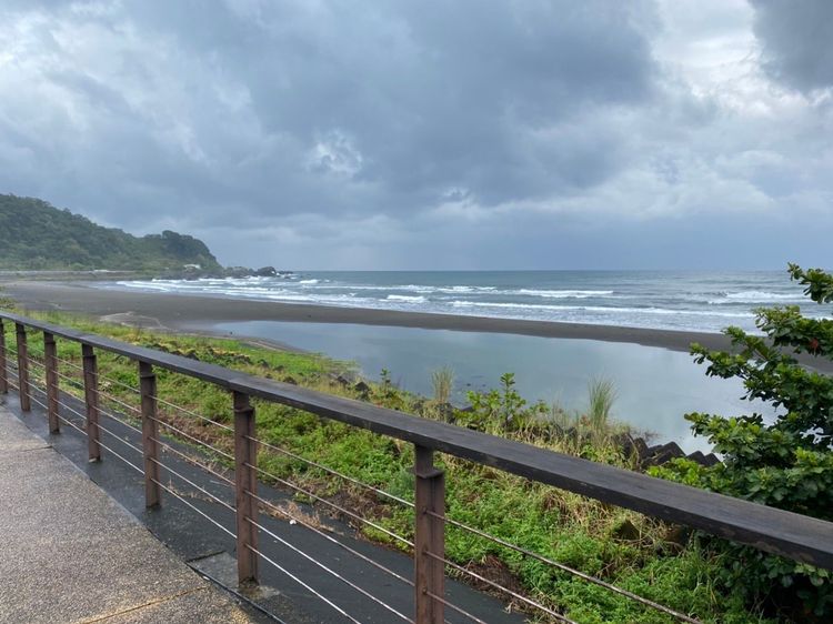 颱風影響，宜蘭沿海地區已出現長浪。讀者提供