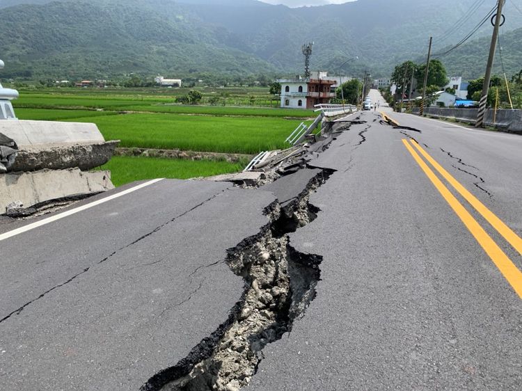 記者實際走上大橋，發現原本水平的路面遭到斜切，高低落差接近一名成年人腳踝長度，身體彷彿走在平衡木上，必須放慢速度行進。彭欣偉攝