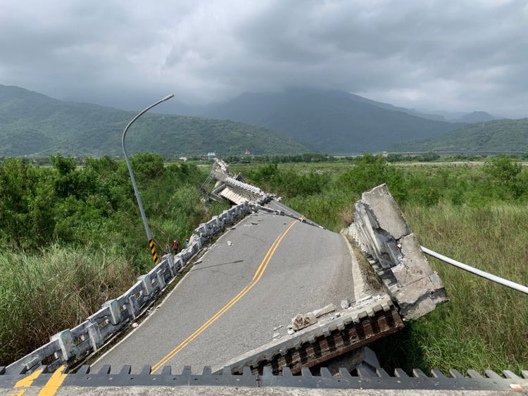來到橋墩斷裂處，映入眼前的是一排東倒西歪的柏油路，難以想像原本是一條筆直的高架陸橋。彭欣偉攝