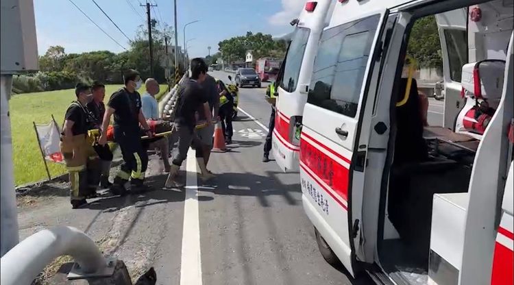 消防緊急將婦人送院治療。翻攝畫面