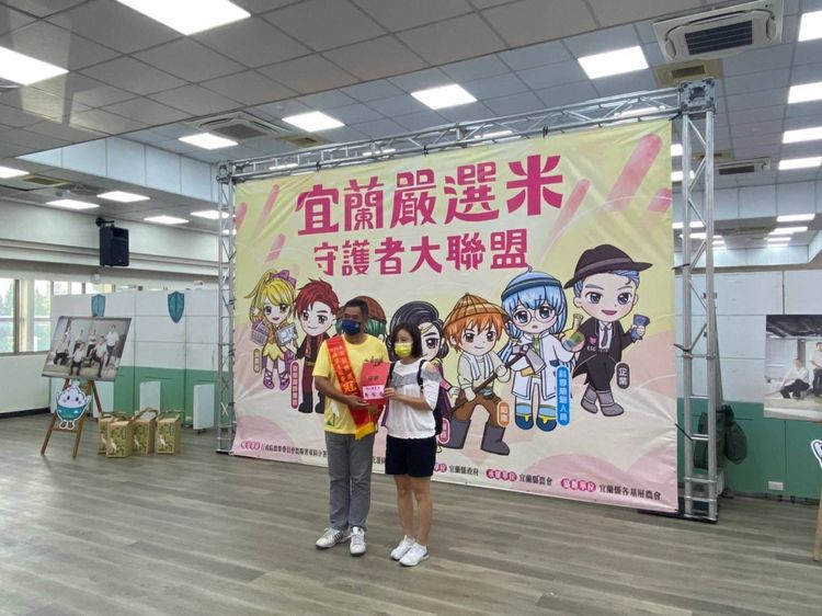 冬山鄉農會農友馬啟亮拿下冠軍米王寶座。縣府提供