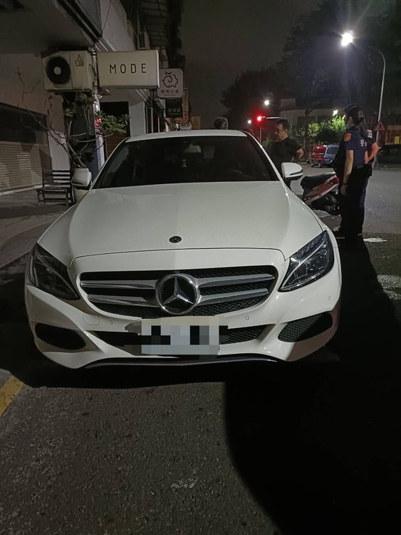 黃姓女子聚餐後駕駛賓士C200返家，被警方查獲酒駕。讀者提供
