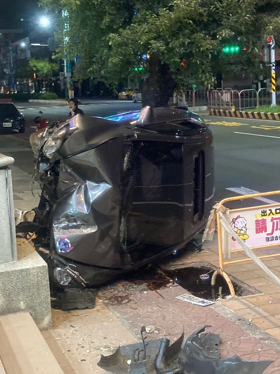 肇事轎車側翻。民眾提供