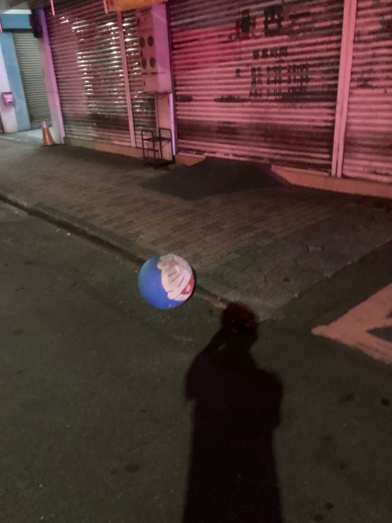 可愛的哆啦A夢石製裝置品身首異處。民眾提供