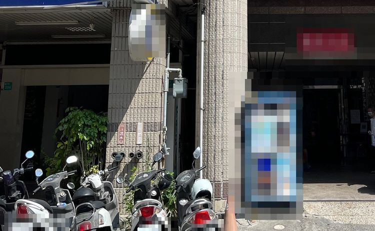 男子墜落防火巷窄巷，卡在兩根柱子之間。民眾提供