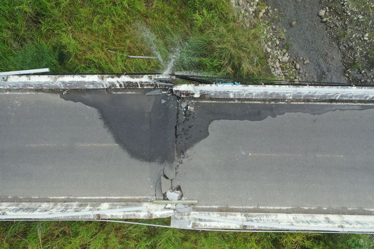 寶華橋多處伸縮縫隆起。古和純攝