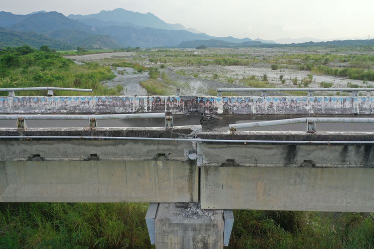 台東鹿野鄉寶華橋多處伸縮縫發生嚴重位移，橋面突起。古和純攝