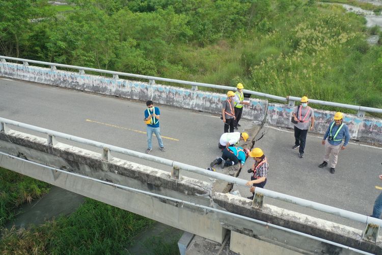水利署人員先行至橋面進行會勘視察。古和純攝