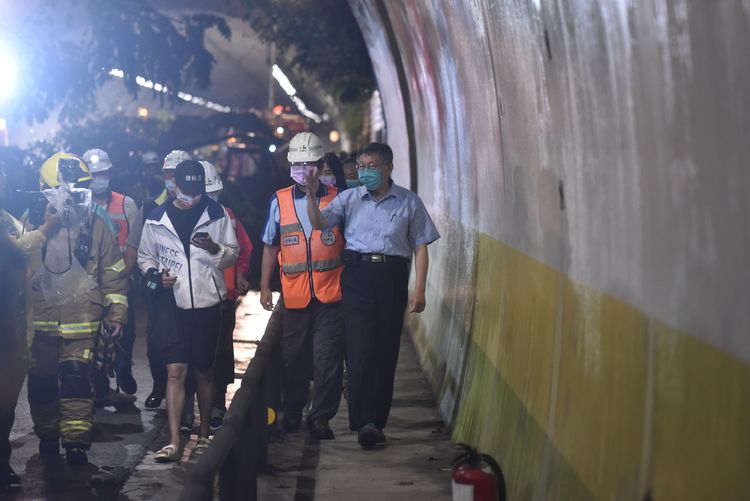 柯文哲晚間趕回台北內湖勘災。彭欣偉攝　