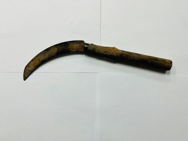 警方將鐮刀扣案。民眾提供