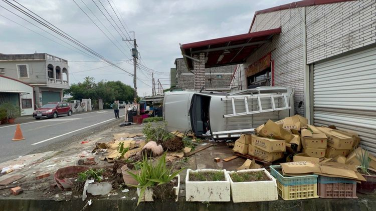 廂型車翻覆，現場流出汽油，狀況危急。侯昌騰攝