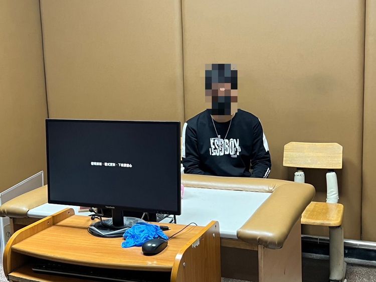 邱男攜帶槍彈向警方投案。翻攝畫面