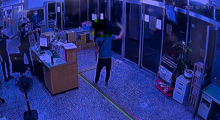 呂姓毒蟲持刀闖入派出所，警方掏槍警戒。民眾提供