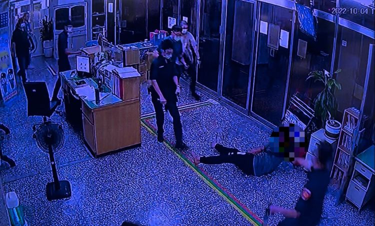 員警見危機狀況升高，立即朝呂民男射擊電擊槍及噴灑辣椒噴霧。民眾提供