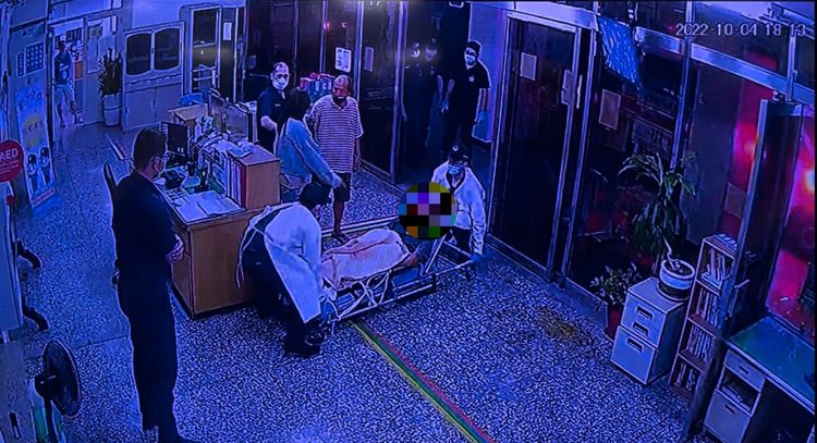 警方將逞兇的呂男強制送醫，家屬也趕到警察關心。民眾提供