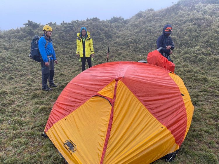第二梯次搜救人員也進山紮營，等待明天與第一梯次會合。翻攝畫面