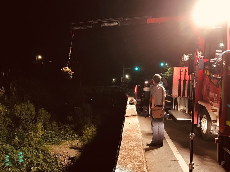 消防救護員以吊臂將該名男子吊掛上來。民眾提供