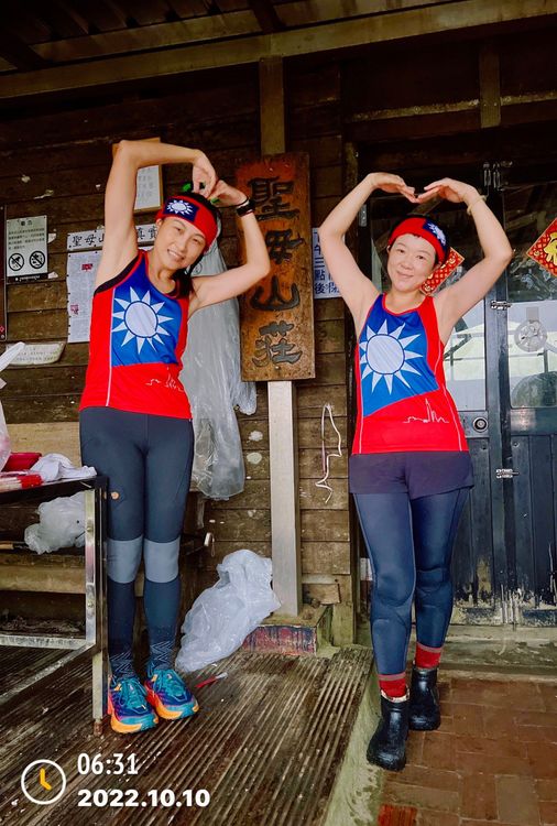 長跑健將藍夏如與友人身穿國旗裝，冒著風雨一早登礁溪聖母山莊，於6時30分登頂升旗。讀者提供