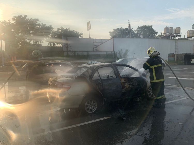 消防人員獲報到場撲滅火勢。讀者提供