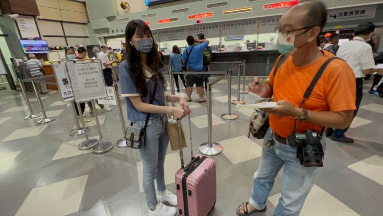 花蓮人鐘小姐從高雄搭火車抵達台東站後，準備轉成類火車客運回家。侯昌騰攝