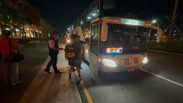 台東站類火車乘車處陸續有乘客前往搭乘。侯昌騰攝