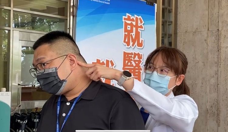 賴敏男左側太陽穴遭槍擊後子彈未直接射入腦部，經台中榮總醫療團隊緊急開腦取子彈後搶回一命。民眾提供