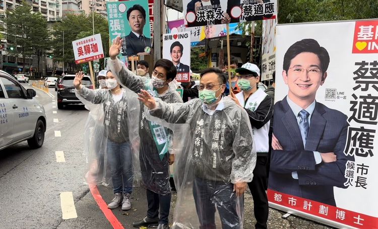 蔡適應與黨籍市議員參選人掃街拜票。蔡適應提供