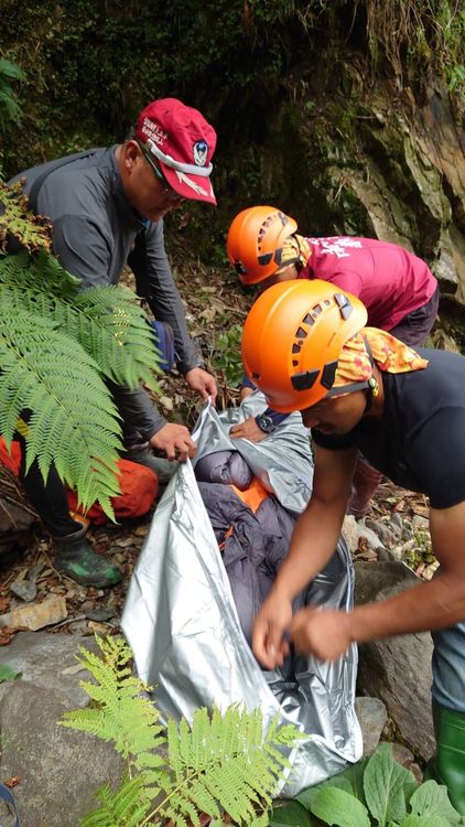 搜救人員找到女登山客時，已經氣絕身亡。民眾提供