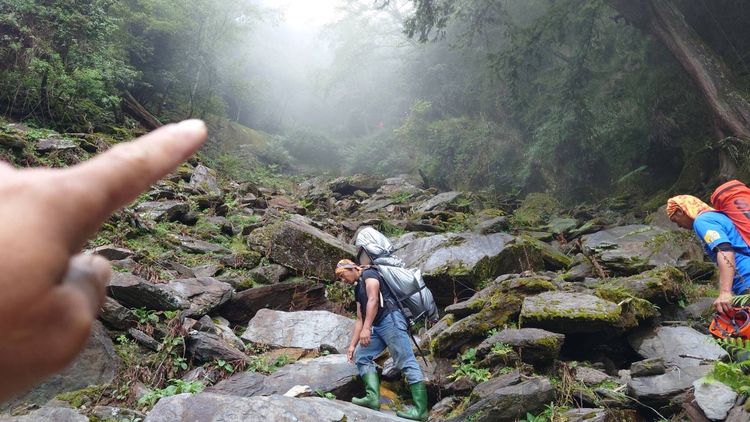 女登山客不慎從高處摔落十幾公尺深的山谷，疑似頭部重創死亡。民眾提供