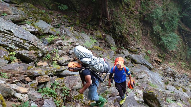搜救人員先以揹負方式將女登山客大體運上山。民眾提供