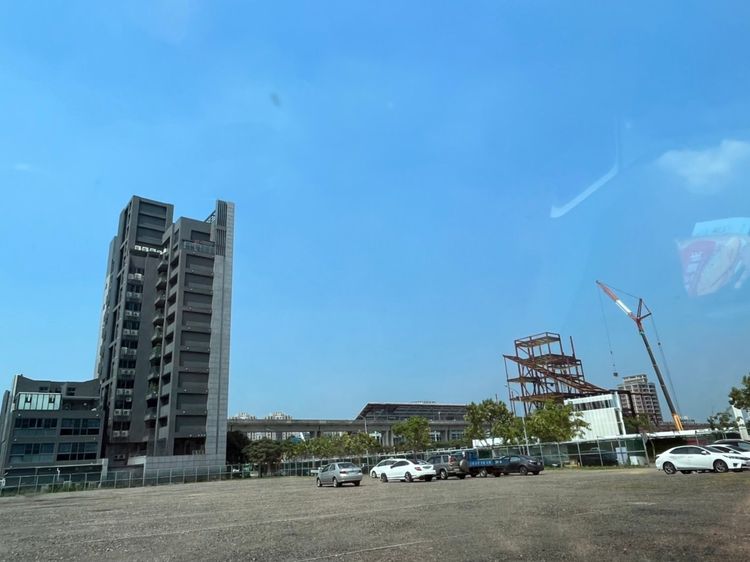 青埔除生活機能到位外，也吸引壽險業投資。楊明峰攝