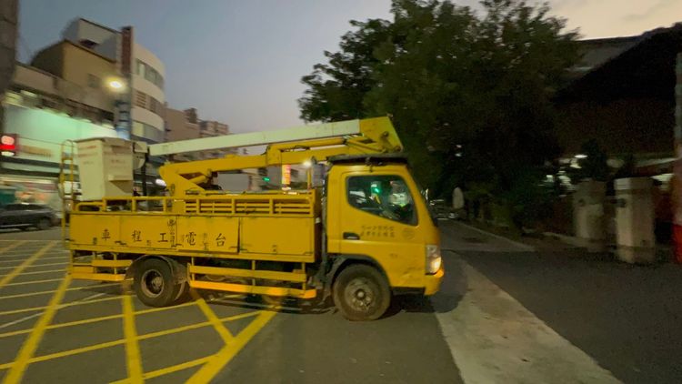 高雄楠梓區今晚有1542戶停電。圖為台電楠梓服務所內的維修工程車。侯昌騰攝