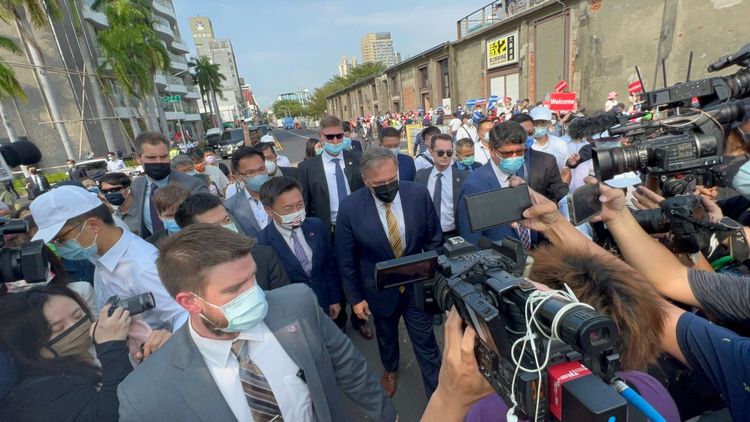 龐皮歐在層層保護下參觀駁二。侯昌騰攝