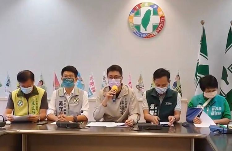 台中市議會民進黨團林德宇(中)等人今天召開記者會，要求依法停聘狼師靜待調查。曾雪蒨攝