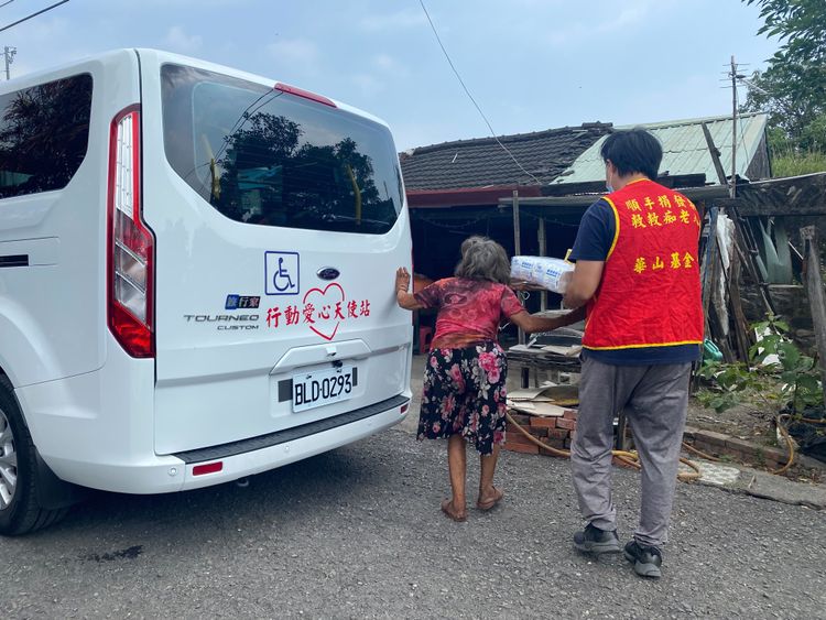 台灣人口高齡化，許多長者需要協助。華山基金會提供