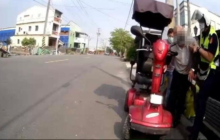 員警與民眾合力將摔傷的黃姓老翁救出。警方提供